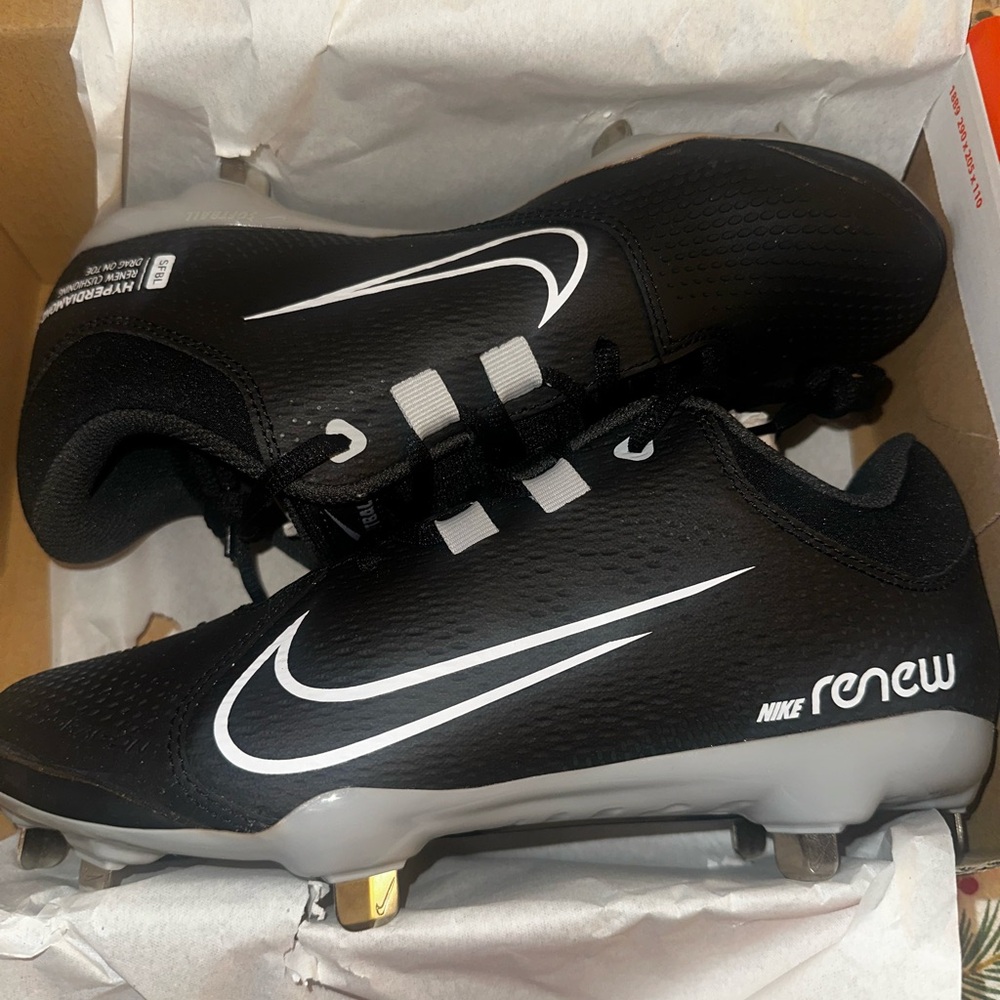 Nike Hyperdiamond 4 Pro softball cleats